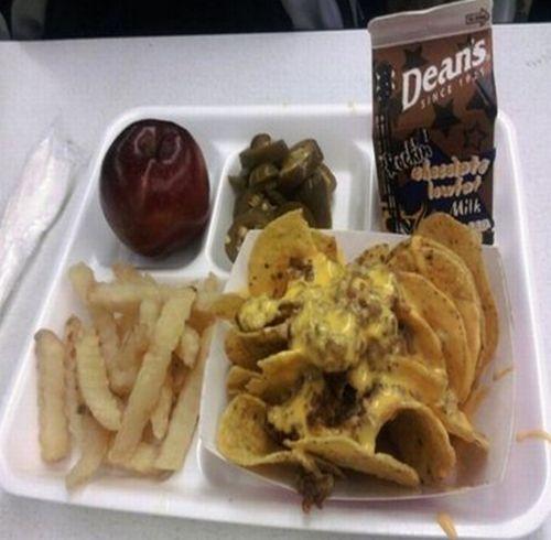 Îţi provoacă greaţă când te uiţi la ea. Iată ce primesc elevii americani în şcoli 226305