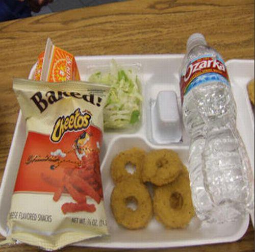 Îţi provoacă greaţă când te uiţi la ea. Iată ce primesc elevii americani în şcoli 226306