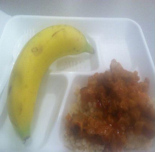 Îţi provoacă greaţă când te uiţi la ea. Iată ce primesc elevii americani în şcoli 226308