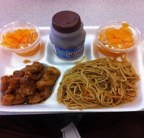 Îţi provoacă greaţă când te uiţi la ea. Iată ce primesc elevii americani în şcoli 226310