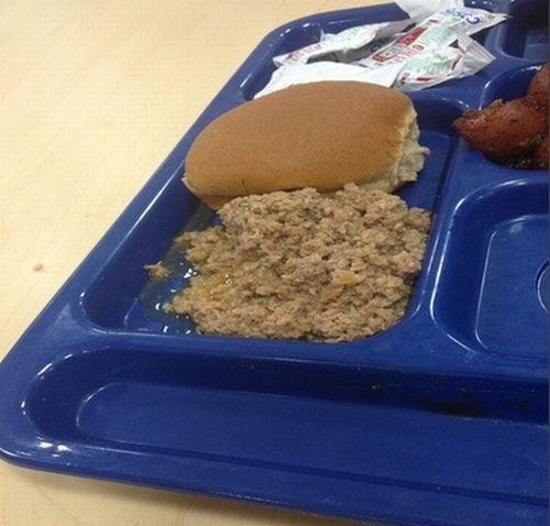 Îţi provoacă greaţă când te uiţi la ea. Iată ce primesc elevii americani în şcoli 226312