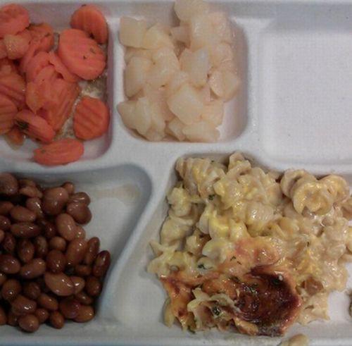 Îţi provoacă greaţă când te uiţi la ea. Iată ce primesc elevii americani în şcoli 226314