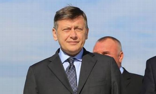Cum a comentat Antonescu faptul că Băsescu i-ar fi trimis crini lui Ponta
