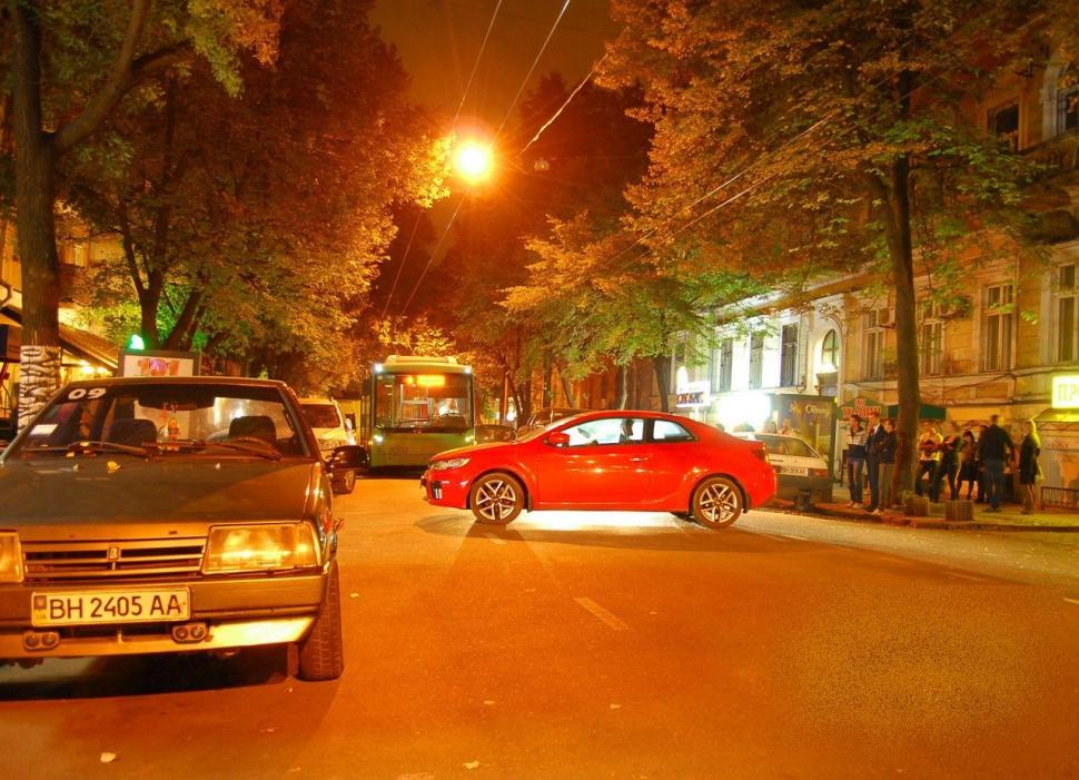 Gestul nesimţit al acestei fete a înfuriat un oraş întreg. Unde a îndrăznit să îşi parcheze maşina primită de la "iubi" 226429
