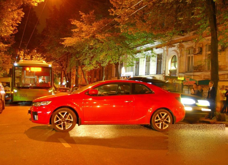 Gestul nesimţit al acestei fete a înfuriat un oraş întreg. Unde a îndrăznit să îşi parcheze maşina primită de la "iubi" 226430