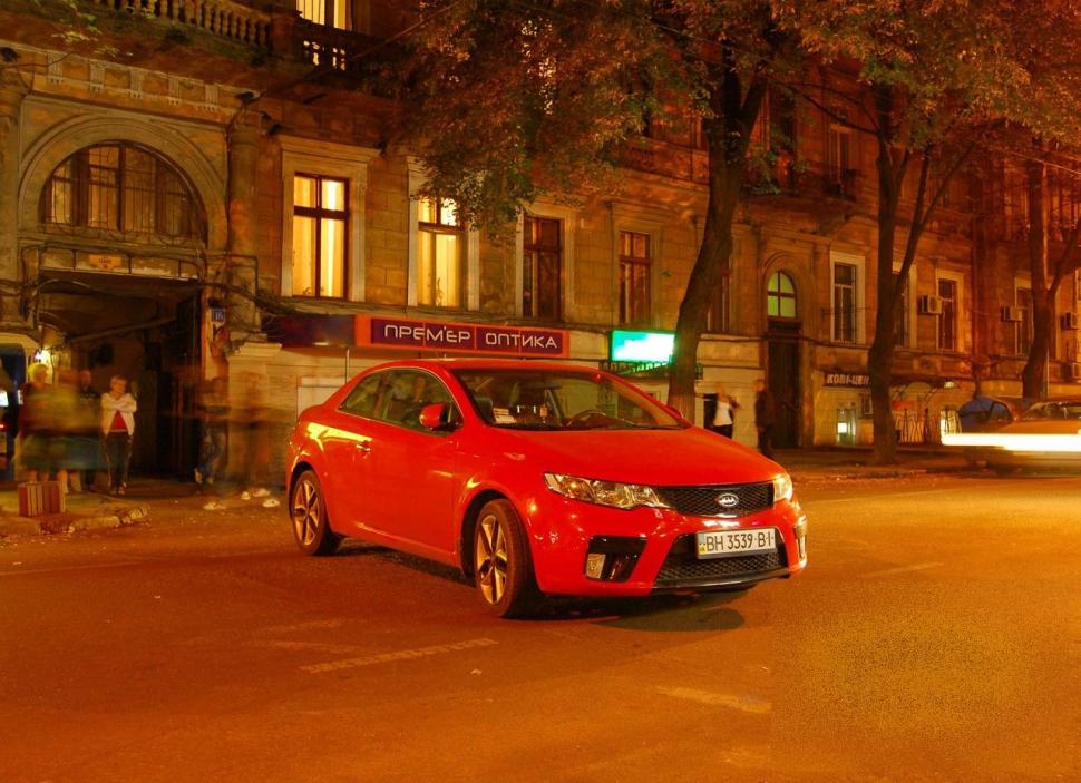 Gestul nesimţit al acestei fete a înfuriat un oraş întreg. Unde a îndrăznit să îşi parcheze maşina primită de la "iubi" 226431