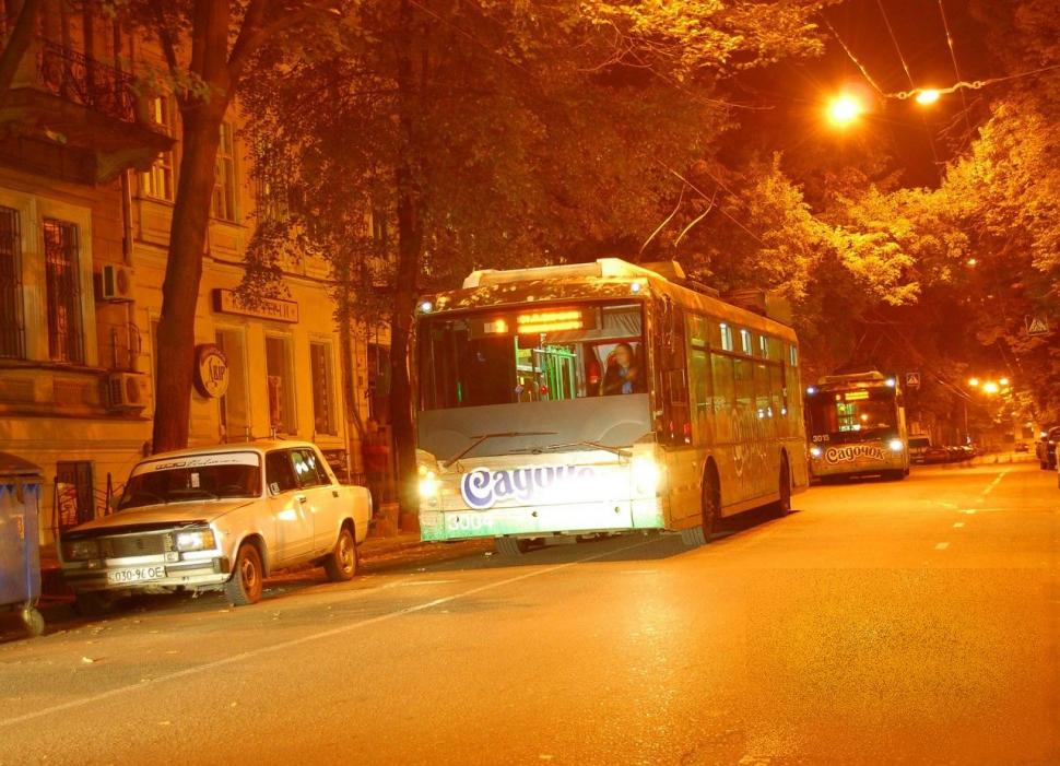 Gestul nesimţit al acestei fete a înfuriat un oraş întreg. Unde a îndrăznit să îşi parcheze maşina primită de la "iubi" 226432