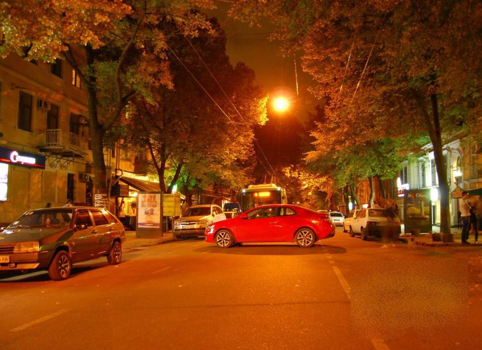 Gestul nesimţit al acestei fete a înfuriat un oraş întreg. Unde a îndrăznit să îşi parcheze maşina primită de la "iubi" 226433