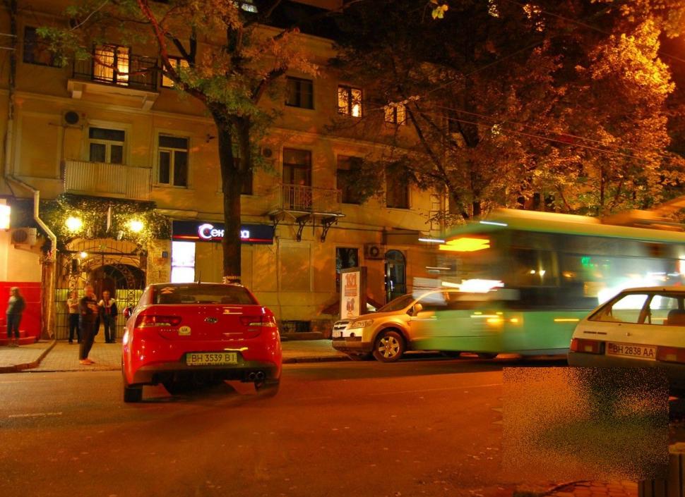 Gestul nesimţit al acestei fete a înfuriat un oraş întreg. Unde a îndrăznit să îşi parcheze maşina primită de la "iubi" 226434