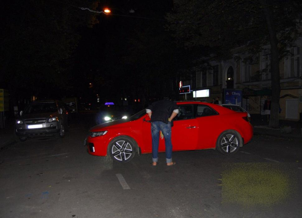 Gestul nesimţit al acestei fete a înfuriat un oraş întreg. Unde a îndrăznit să îşi parcheze maşina primită de la "iubi" 226435