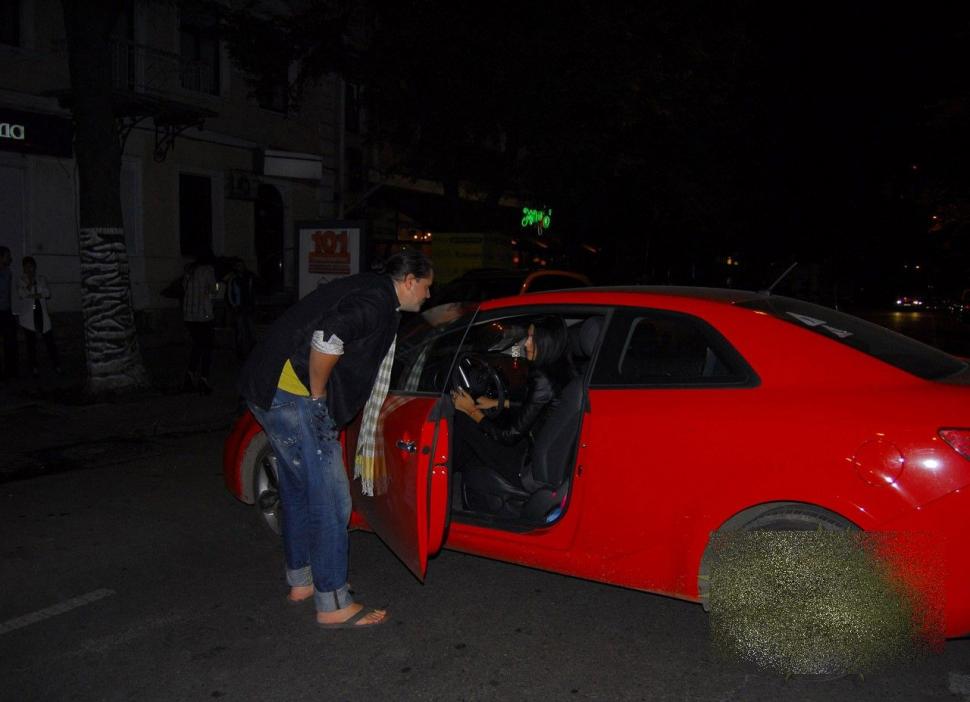 Gestul nesimţit al acestei fete a înfuriat un oraş întreg. Unde a îndrăznit să îşi parcheze maşina primită de la "iubi" 226436