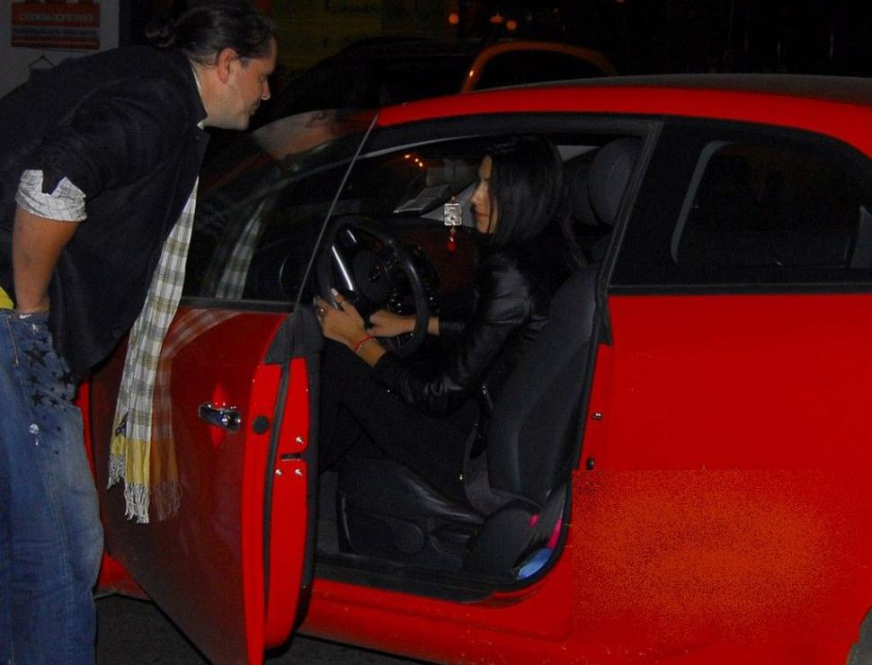 Gestul nesimţit al acestei fete a înfuriat un oraş întreg. Unde a îndrăznit să îşi parcheze maşina primită de la "iubi" 226437