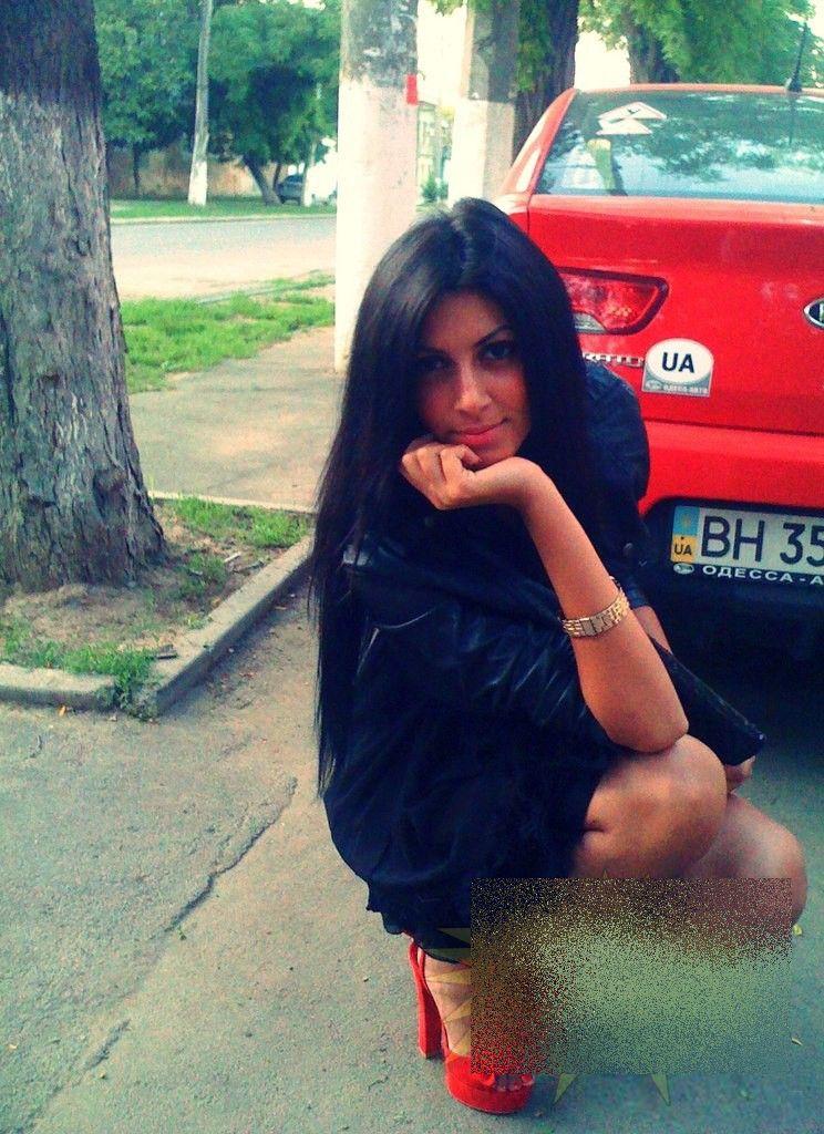 Gestul nesimţit al acestei fete a înfuriat un oraş întreg. Unde a îndrăznit să îşi parcheze maşina primită de la "iubi" 226438