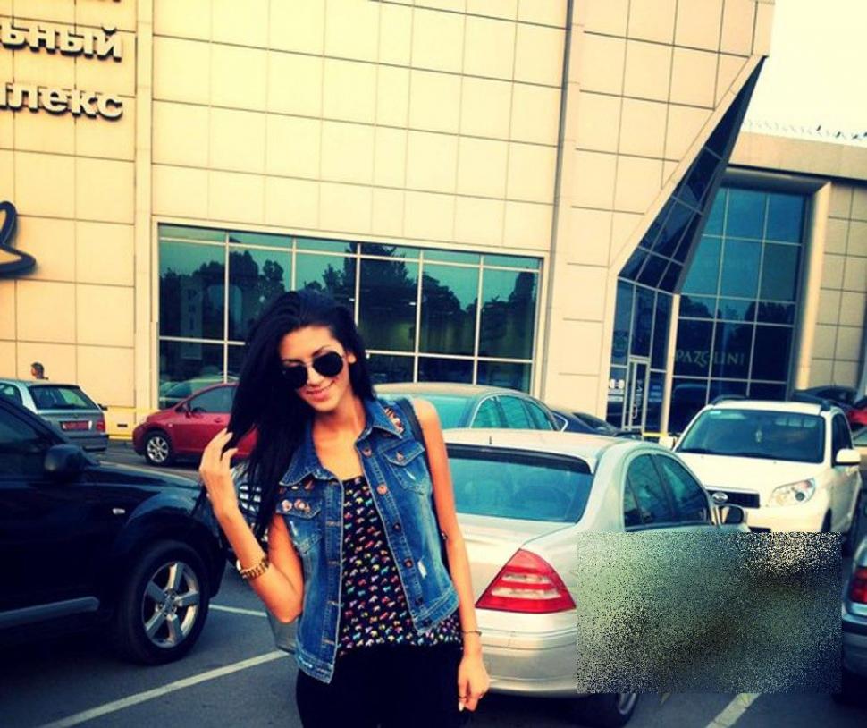 Gestul nesimţit al acestei fete a înfuriat un oraş întreg. Unde a îndrăznit să îşi parcheze maşina primită de la "iubi" 226440