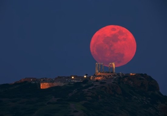 Luna roşie poate fi văzută înaintea echinocţiului de toamnă 