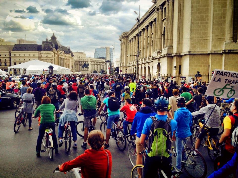 Aproximativ 5.000 de biciclişti participă la un protest pe străzile din Bucureşti