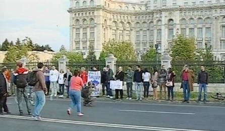 Participanţii la marşul bicicliştilor au format un lanţ uman la Parlament, în semn de protest faţă de proiectul de la Roşia Montană