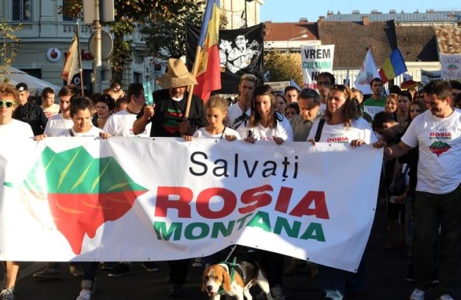 Peste 1.000 de persoane protestează la Piaţa Unirii din Cluj faţă de proiectul RMGC