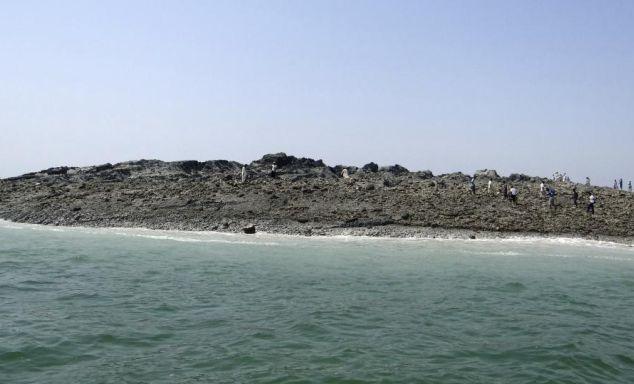 "Este înspăimântător să vezi aşa ceva ieşind din apă". Ce au aflat experţii despre insula care a apărut în urma cutremurului în Pakistan 227155