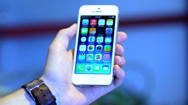 Mii de oameni şi-au băgat în APĂ iPhone-ul, după ce au instalat iOS7. Ce s-a întâmplat cu telefoanele