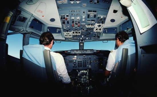 Studiu: Peste jumătate dintre piloţii britanici au adormit în timpul zborului 