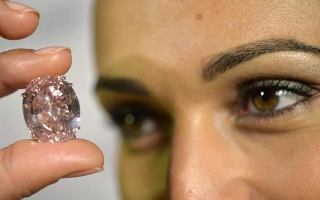 FOTO. "Cel mai valoros diamant din lume" urmează să fie scos la licitaţie în luna noiembrie 227512