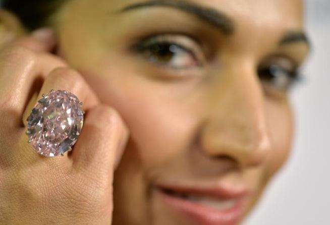 FOTO. "Cel mai valoros diamant din lume" urmează să fie scos la licitaţie în luna noiembrie 227513