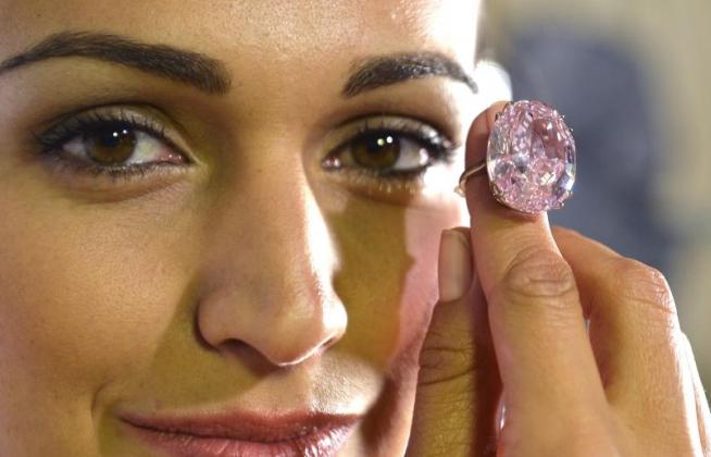 FOTO. "Cel mai valoros diamant din lume" urmează să fie scos la licitaţie în luna noiembrie 227514