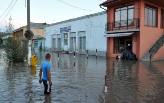 Autorităţile analizează posibilitatea declarării unui cod portocaliu de inundaţii