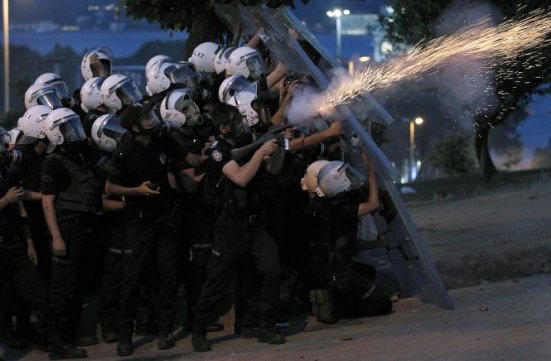 Incidente pe aeroportul din Istanbul. Poliţia a folosit gaze lacrimogene împotriva manifestanţilor