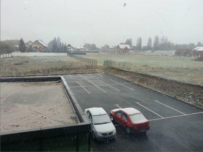 A venit IARNA în centrul ţării. Iată cum NINGE la Braşov. Circulaţia este OPRITĂ înspre Predeal 227866