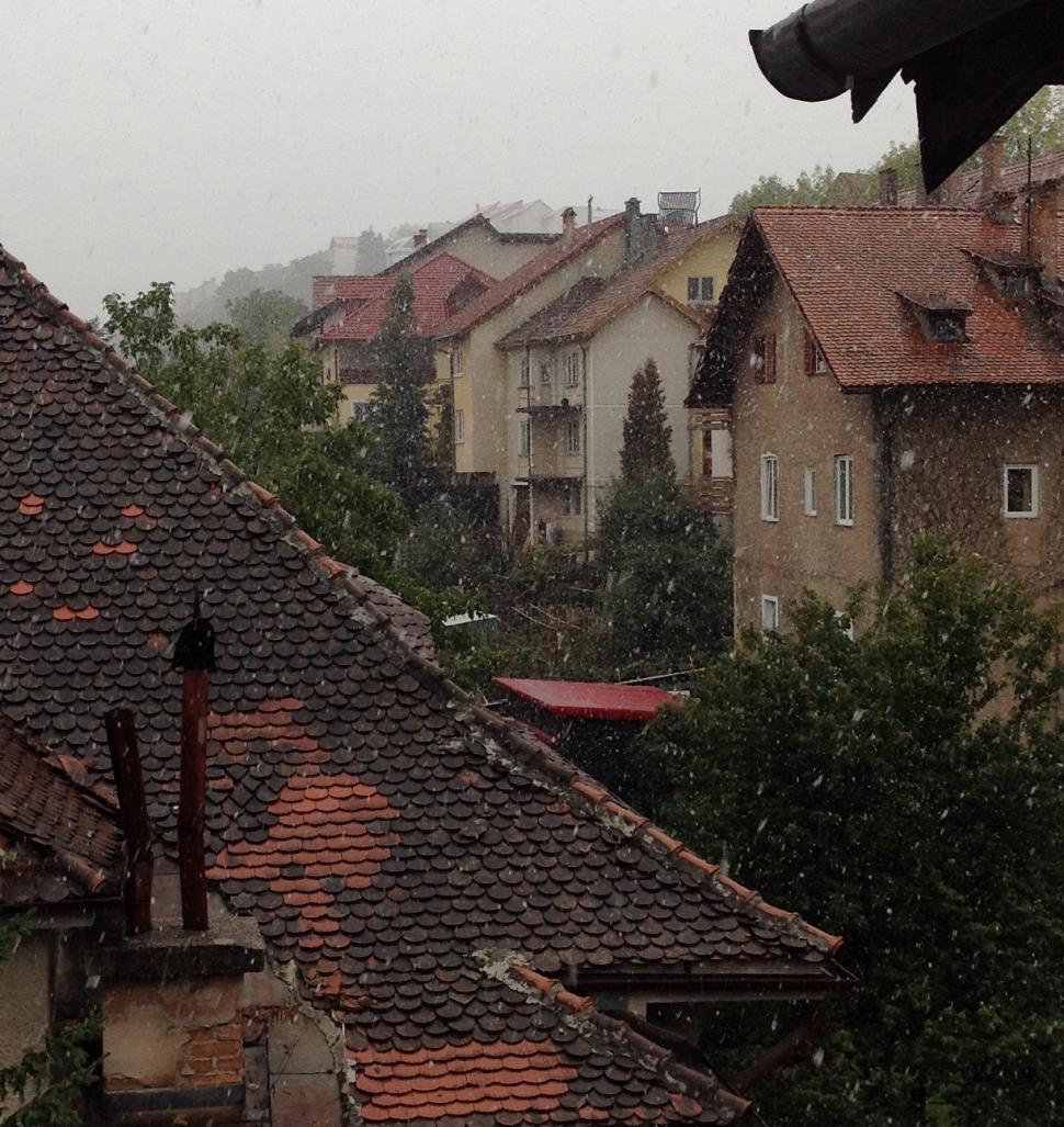 A venit IARNA în centrul ţării. Iată cum NINGE la Braşov. Circulaţia este OPRITĂ înspre Predeal 227869