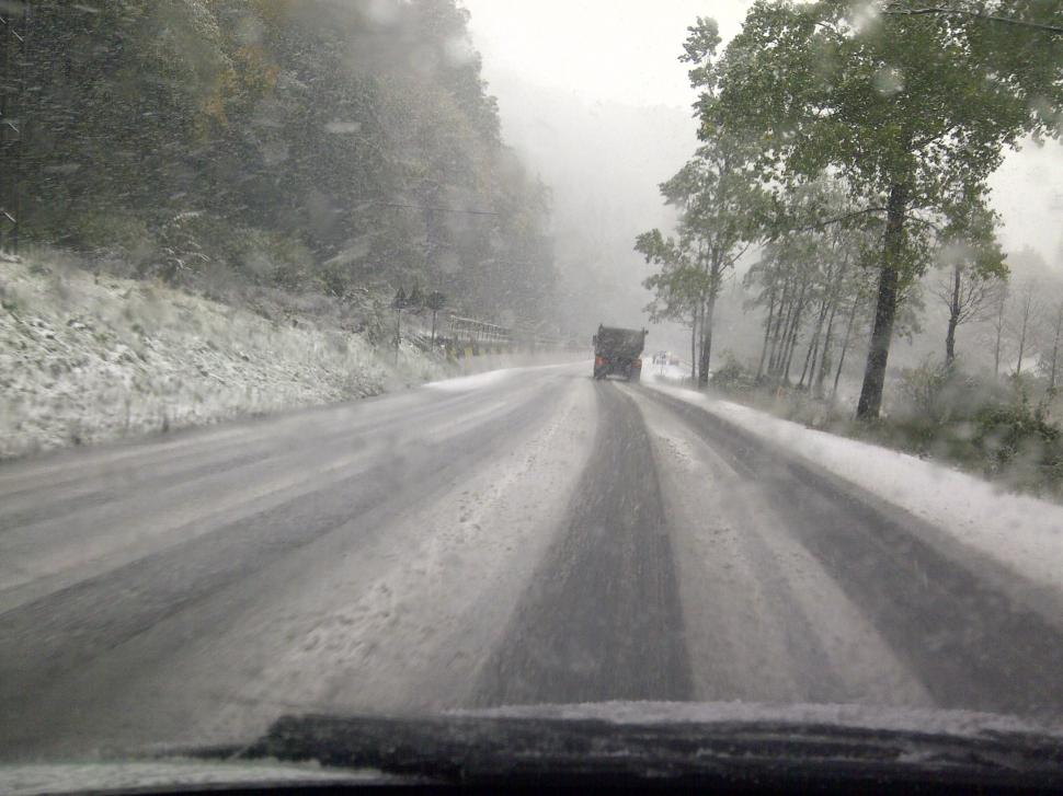 A venit IARNA în centrul ţării. Iată cum NINGE la Braşov. Circulaţia este OPRITĂ înspre Predeal 227870