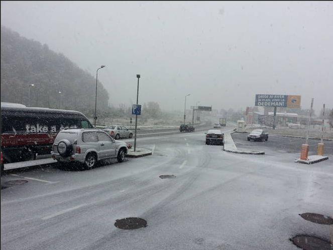 A venit IARNA în centrul ţării. Iată cum NINGE la Braşov. Circulaţia este OPRITĂ înspre Predeal 227873