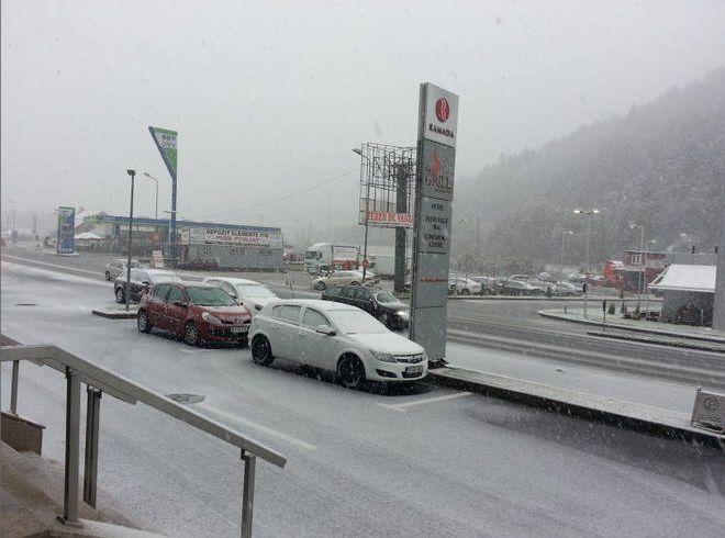 A venit IARNA în centrul ţării. Iată cum NINGE la Braşov. Circulaţia este OPRITĂ înspre Predeal 227874
