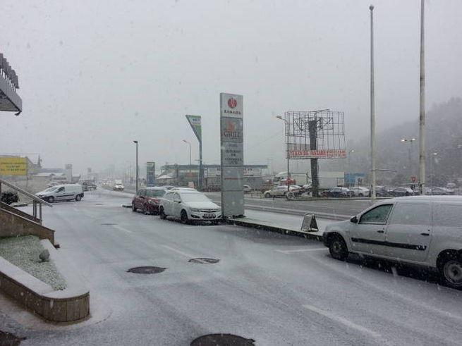 A venit IARNA în centrul ţării. Iată cum NINGE la Braşov. Circulaţia este OPRITĂ înspre Predeal 227875