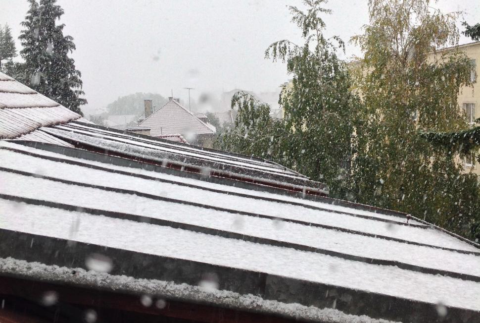 A venit IARNA în centrul ţării. Iată cum NINGE la Braşov. Circulaţia este OPRITĂ înspre Predeal 227879