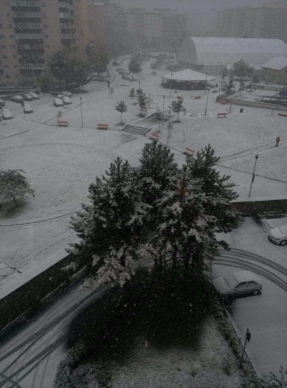 A venit IARNA în centrul ţării. Iată cum NINGE la Braşov. Circulaţia este OPRITĂ înspre Predeal 227887