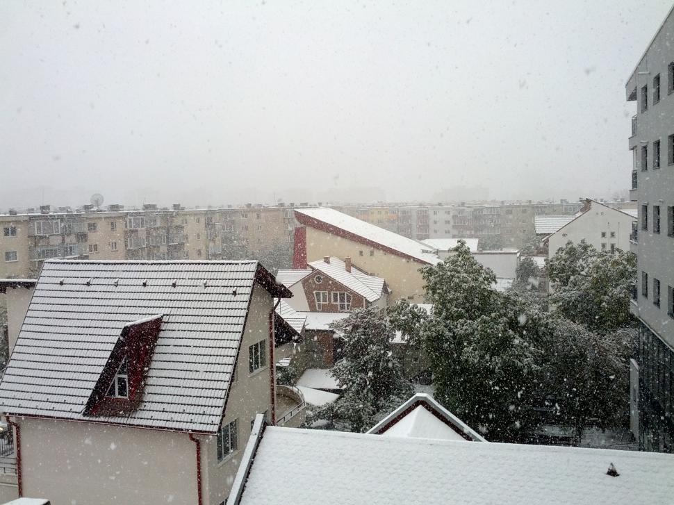 A venit IARNA în centrul ţării. Iată cum NINGE la Braşov. Circulaţia este OPRITĂ înspre Predeal 227904