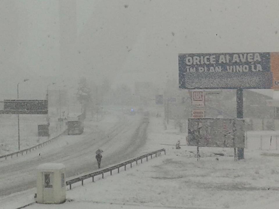 A venit IARNA în centrul ţării. Iată cum NINGE la Braşov. Circulaţia este OPRITĂ înspre Predeal 227905