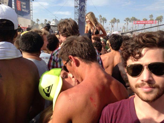 Priveşte cu atenţie ce se întâmplă în fundal. Toate cuplurile astea îl vor urî 227835