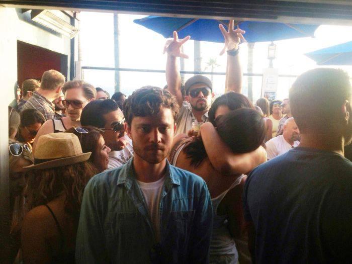 Priveşte cu atenţie ce se întâmplă în fundal. Toate cuplurile astea îl vor urî 227836