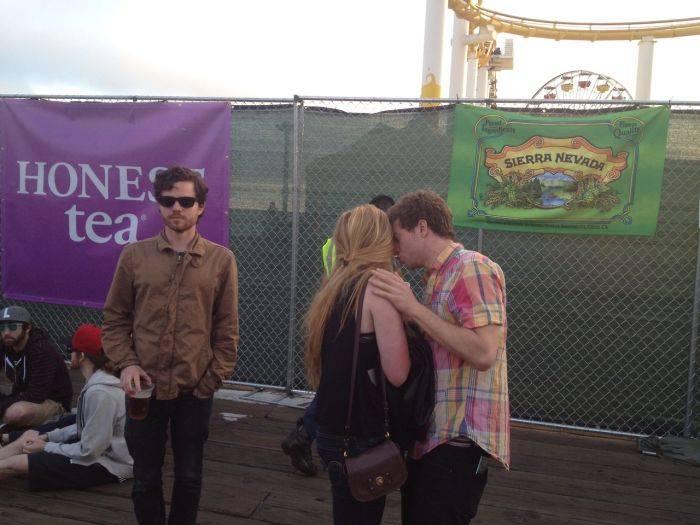 Priveşte cu atenţie ce se întâmplă în fundal. Toate cuplurile astea îl vor urî 227837