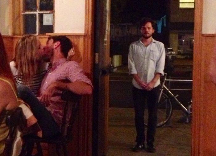 Priveşte cu atenţie ce se întâmplă în fundal. Toate cuplurile astea îl vor urî 227840