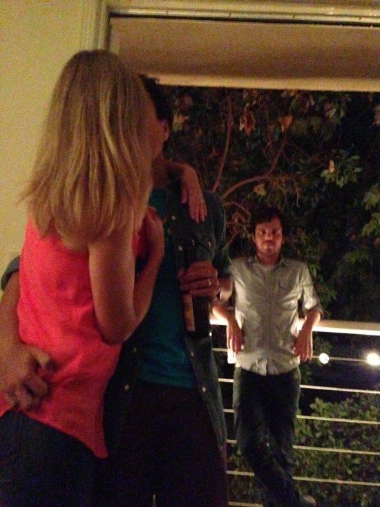 Priveşte cu atenţie ce se întâmplă în fundal. Toate cuplurile astea îl vor urî 227845