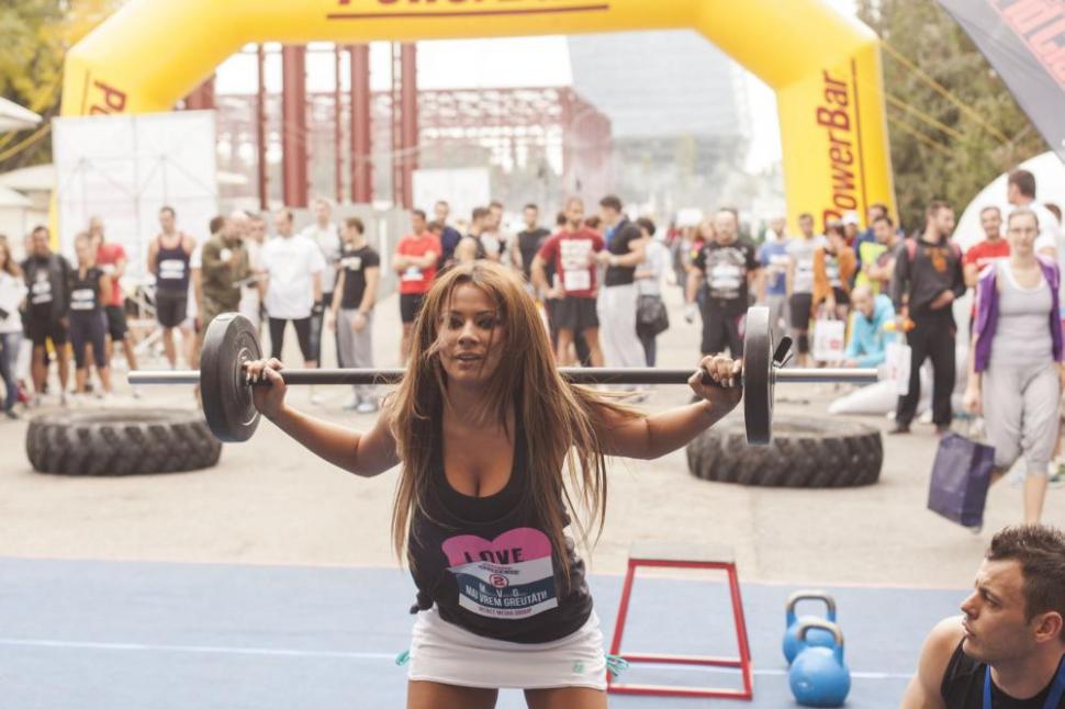 Roxana Vancea are o forma fizică de zile mari: 40 de genuflexiuni cu haltera de 10 kg 227897