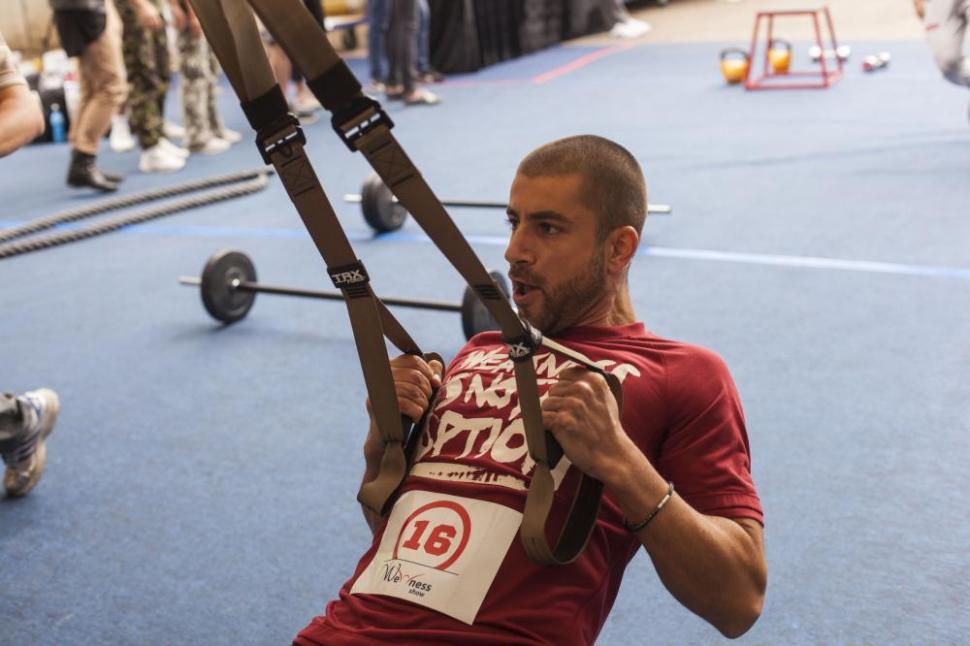 Roxana Vancea are o forma fizică de zile mari: 40 de genuflexiuni cu haltera de 10 kg 227898