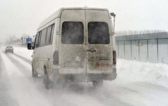 Un microbuz care transporta copii la şcoală, BLOCAT în ZĂPADĂ