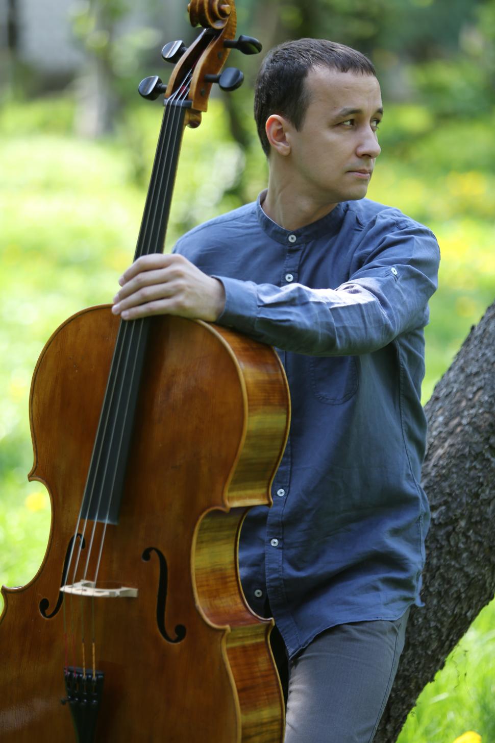 Violoncelistul RĂZVAN SUMA revine pe scenele din 13 oraşe din România, într-un turneu extraordinar alături de pianistul spaniol JOSU OKIÑENA 227953