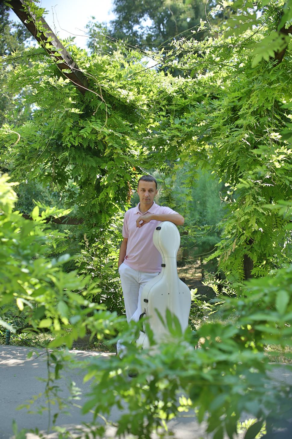 Violoncelistul RĂZVAN SUMA revine pe scenele din 13 oraşe din România, într-un turneu extraordinar alături de pianistul spaniol JOSU OKIÑENA 227958